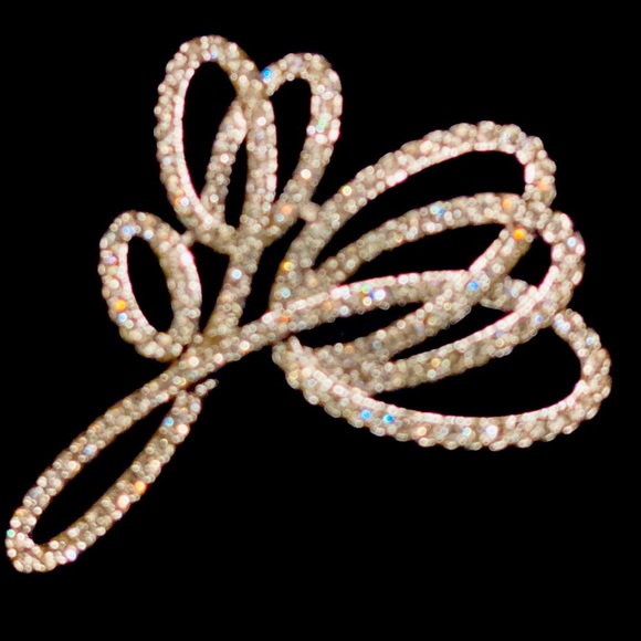 CS FAUX SILVER CLASSY BROOCH PIN - Picture 1 of 4